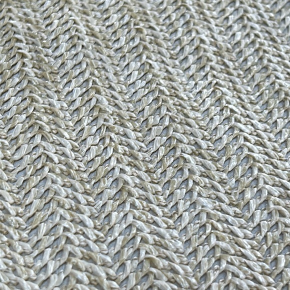 No brand tag. Small zip close bag with pearl bracelet handle. - Picture 3 of 8